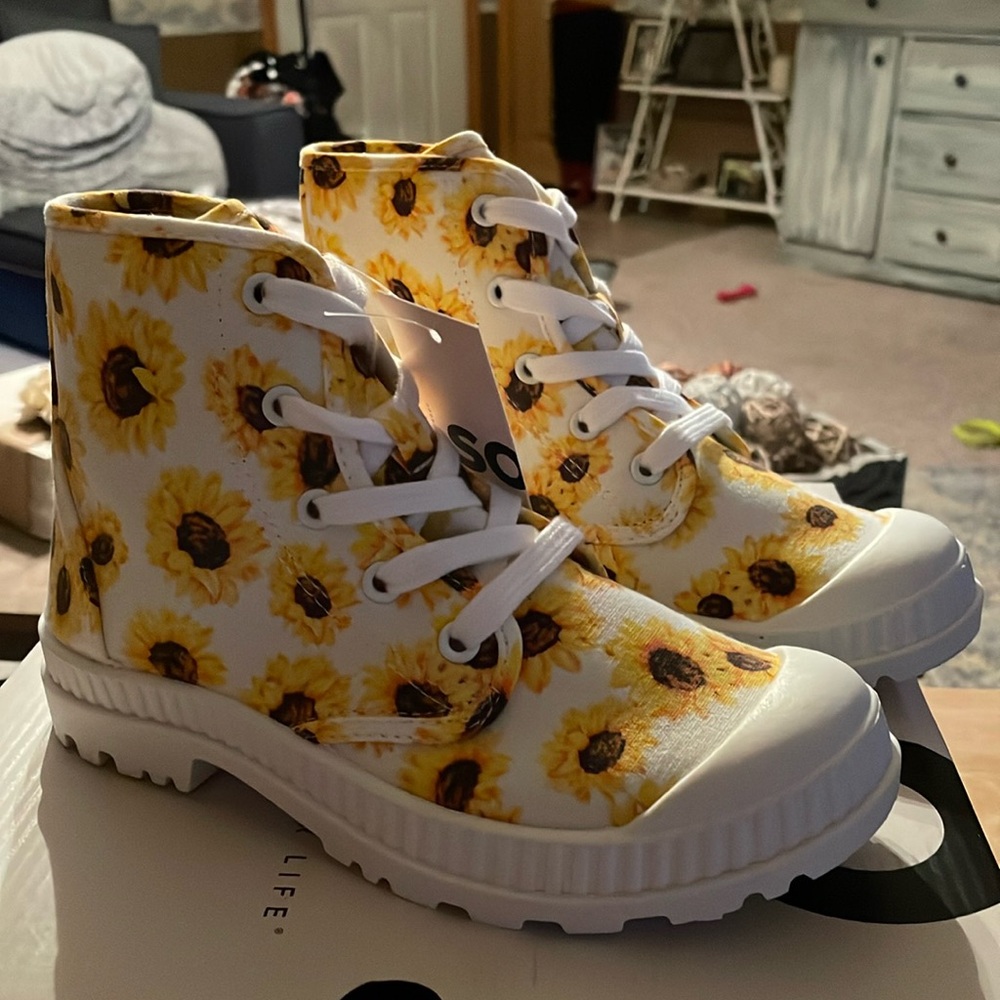 NWT in box SO Sunflower Dragonfruit women’s high top canvas sneakers, Size 5